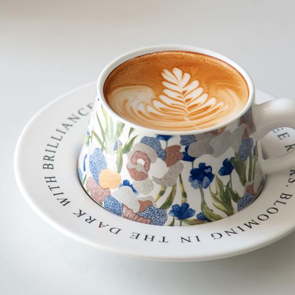 Черные керамические чашки для кофе с тарелкой и десертом