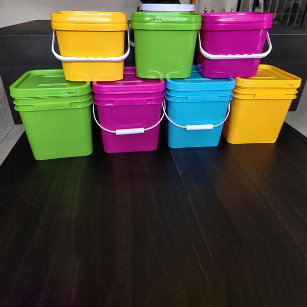 Proba de fugas en cubre cubo de plástico cuadrado para la venta para el almacenamiento interior / exterior conveniente