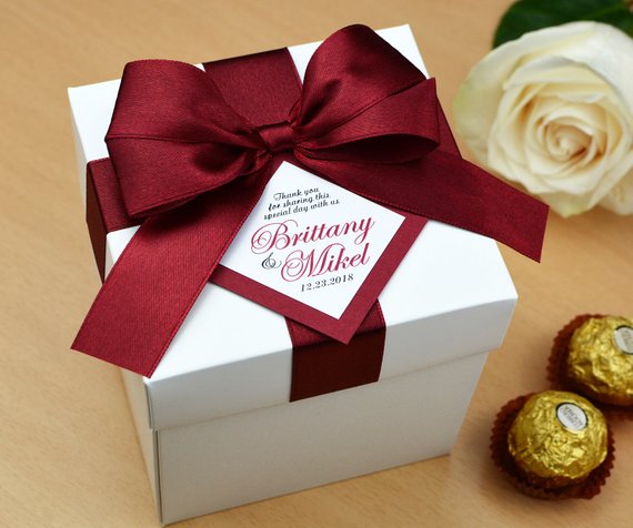 Подгонянный печатающ роскошную белую коробку шоколада подарка двери вединг коробки шоколадного батончика партии с лентой