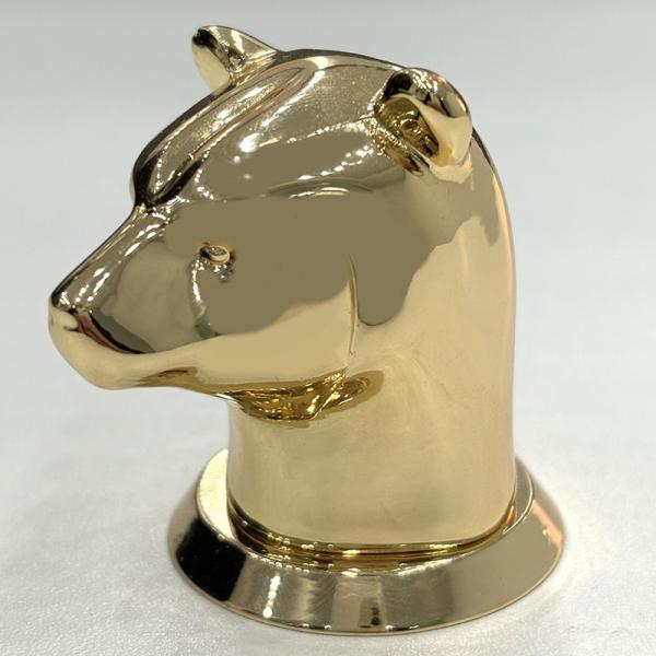 Une élégante casquette de parfum Zamak avec finition miroir.
