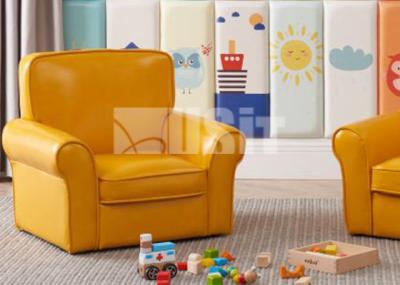 O nível superior caçoa o amarelo do presente de aniversário do sofá da sala de estar do sofá da criança do sofá