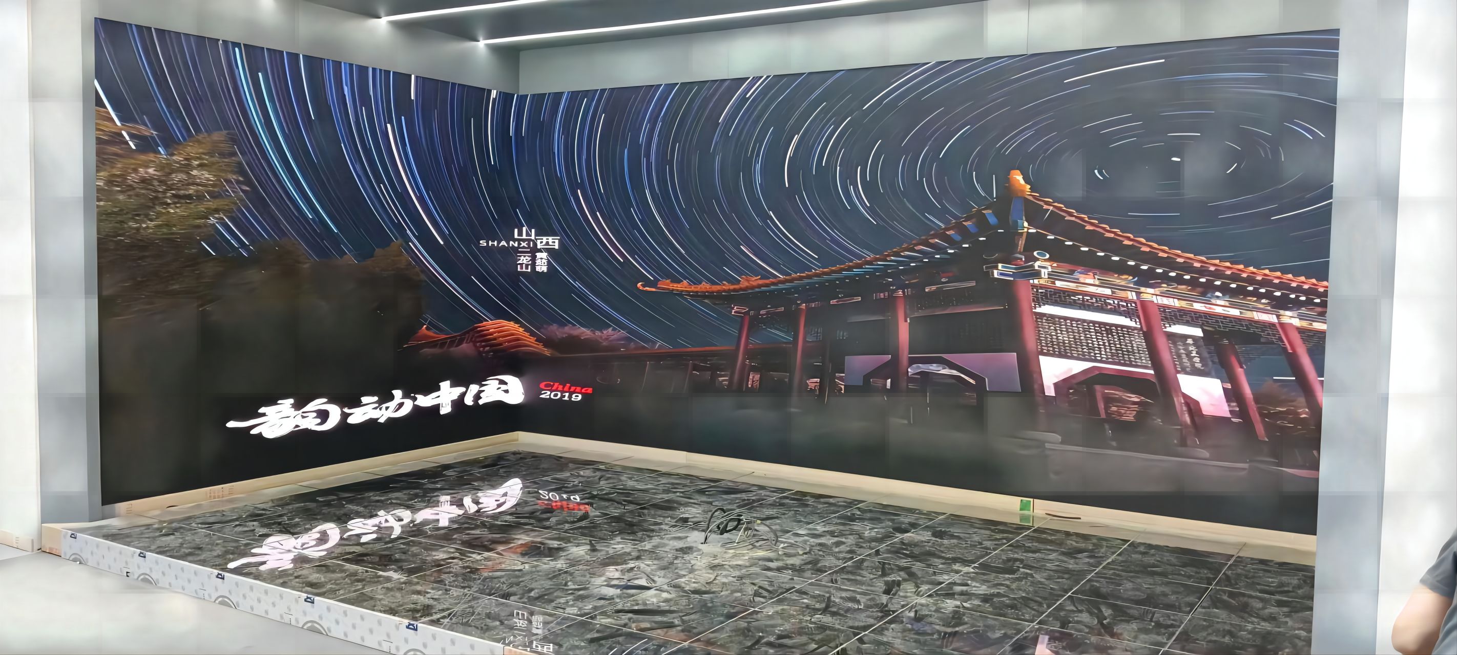 Дисплей высокой четкости HD LED Малый пиксельный диапазон P1.5 мм для использования телевизора в помещении