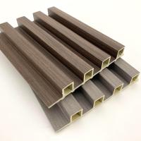 Painéis de madeira de plástico composto com flutuantes Wpc revestimento de painéis de parede para decoração exterior Painel de parede Wpc revestimento