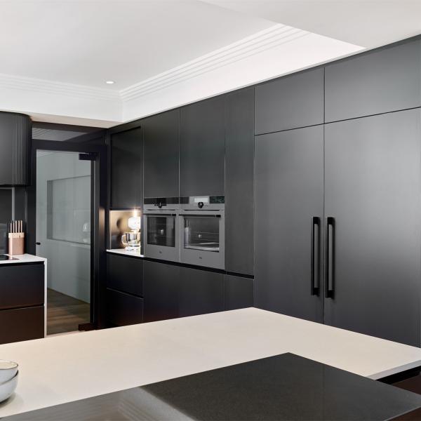 U Shape Black Plain Grating Lacquer Kitchen Cabinet With Curved Island