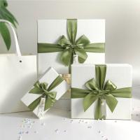 Boîte d'emballage rigide blanche avec arc vert parfait pour les bijoux vêtements ou cadeaux de fête