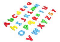 Le panneau magnétique de signe de réfrigérateur d'alphabet marque avec des lettres des nombres pour instruire des enfants