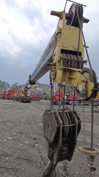 Grue pliante de 50 tonnes avec hauteur de levage maximale de 40 m à réduction spéciale