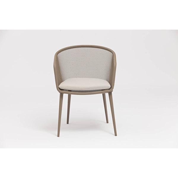 Silla de comedor de hierro para asientos al aire libre coloridos en un restaurante moderno