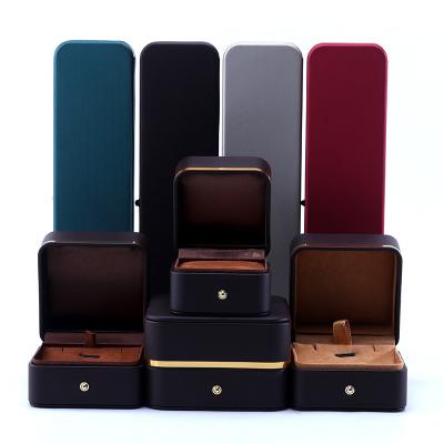 Boîte d'emballage de bijoux en cuir sur mesure pour boucles d'oreilles Colliers et anneaux Design élégant