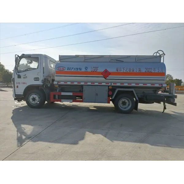 Dongfeng 4X2 9cbm Fuel Tanker Truck for Efficient Delivery