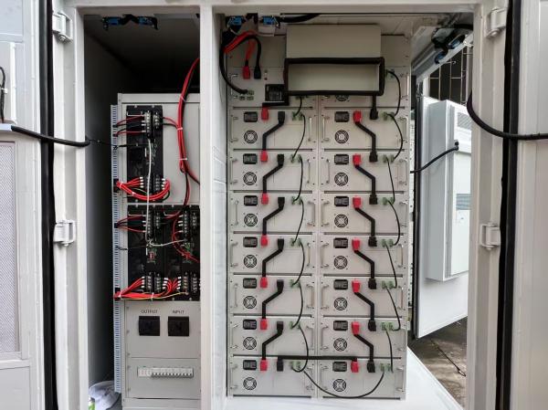 Système de stockage de l'énergie par batterie BESS de puissance nominale AC400V avec tolérance à haute température et technologie de batterie lithium-ion