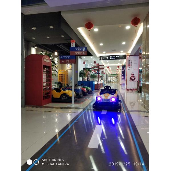 Auto de escuela de conducción para niños con cinturón de seguridad y mando a distancia