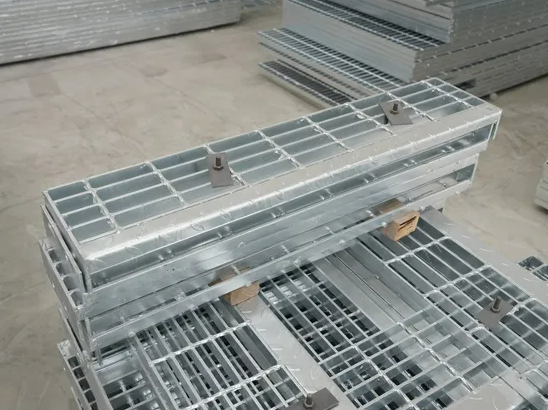 Serrated Bar Grating with Hot-Dip Galvanized Steel Grating for Anti-Slip Stair Tread Applications