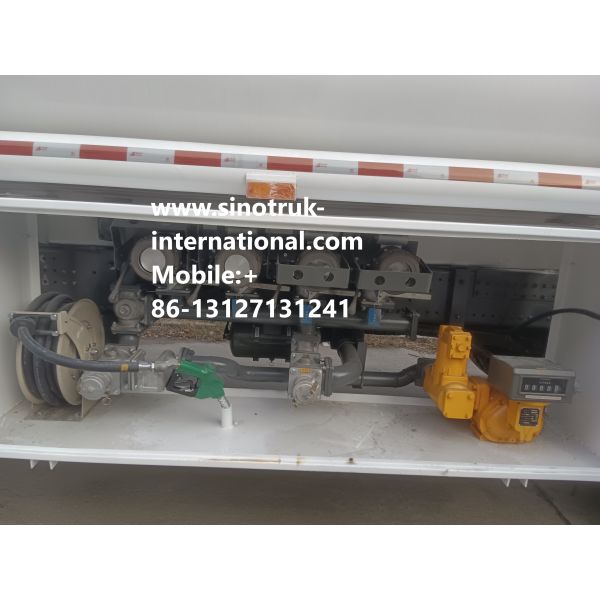 SINOTRUK HOWO Red 371HP 8×4 12Wheels High Capacity Oil Tank Truck 30CBM