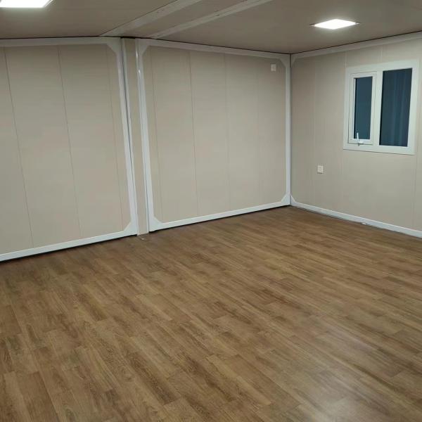 Maison de conteneurs à double aile avec porte en acier rouge et support technique en ligne fourni