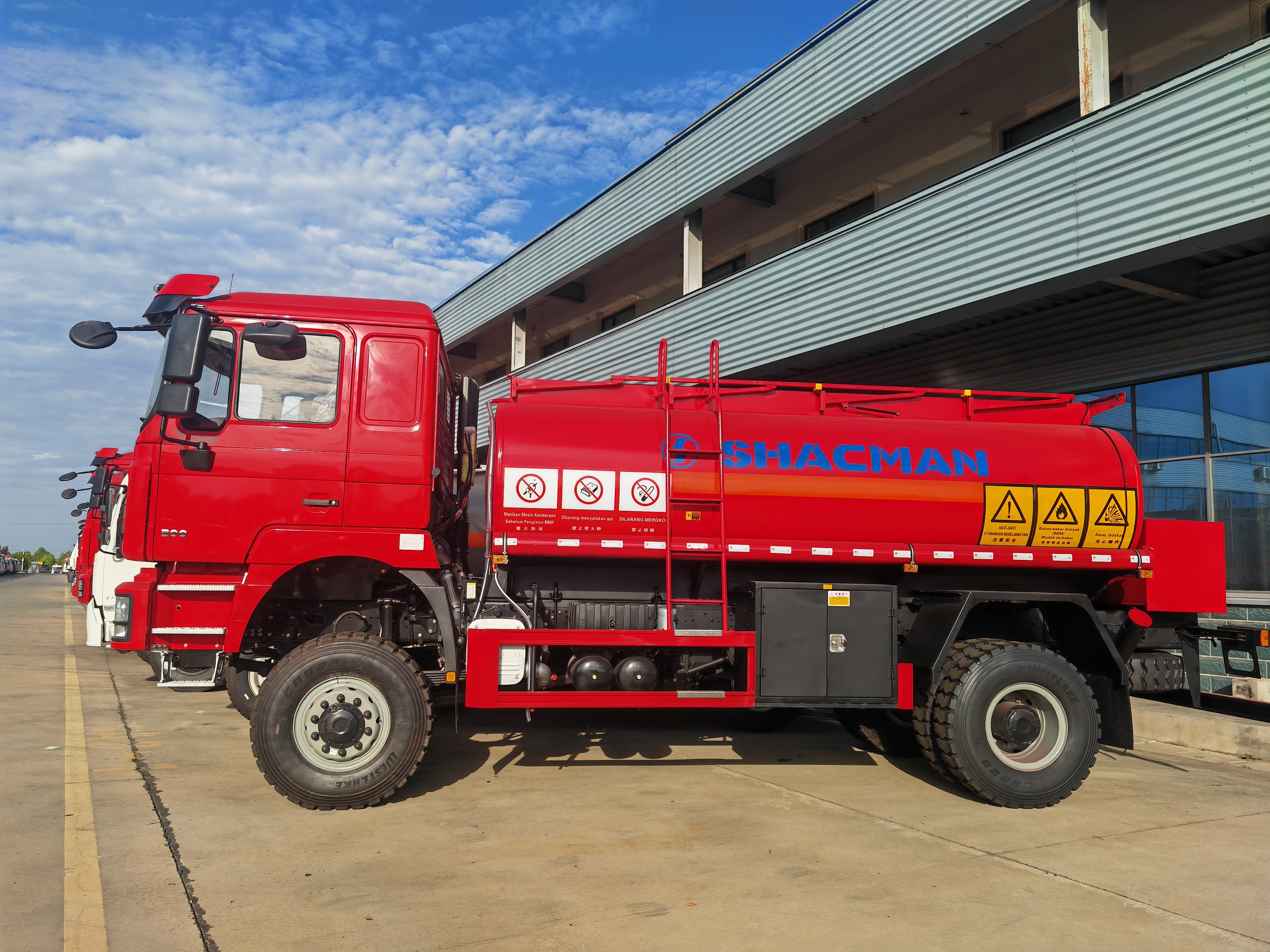 SHACMAN F3000 4x4 Off-Road All-Wheel Drive Fuel Tanker Truck