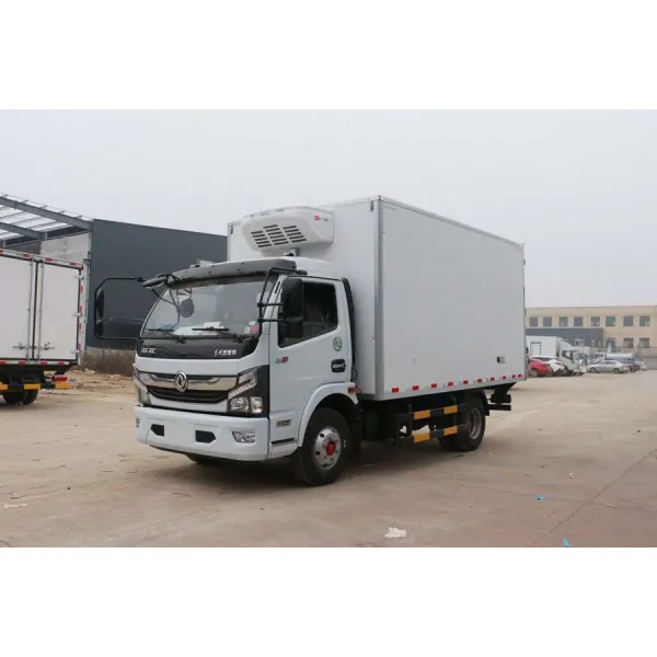 DONGFENG 5 Tons Small Refrigerator Box Truck , Light Refrigerator Freezer Truck