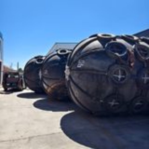 Innovative Solid Rubber Cylindrical Fender Systems Customized Size Explosion Proof Technology for Optimal Impact Cutting