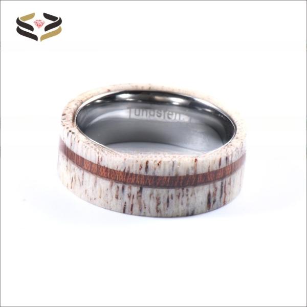 L'anneau de mariage géométrique 8mm avec bois Koa L'anneau de mariage en tungstène pour homme Cadeau idéal pour les occasions spéciales