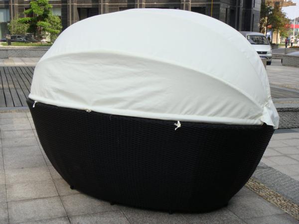 Luxury Comfortable Roofed Cane Daybed , Wicker Garden Oval Daybed