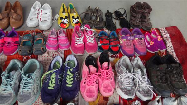 old men sports shoes，used shoes，old shoes，second hand shoes，used bag，used cloth。