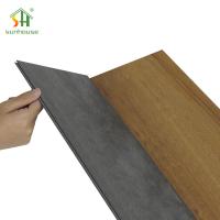 Planches SPC à clipser étanches avec couche d'usure texturée et âme rigide pour une grande durabilité dans le salon