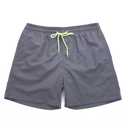 Calças secas rápidas ocasionais da praia da cor contínua do short dos homens