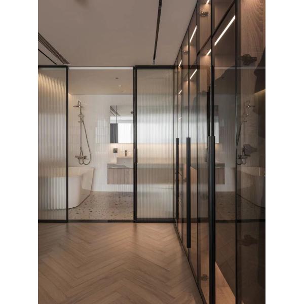 O armário luxuoso do molho do quarto dos armários da sala de hotel do vestuário integrou