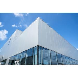 Промышленный склад с изготовленной стальной конструкцией с изолированной крышей и стенами