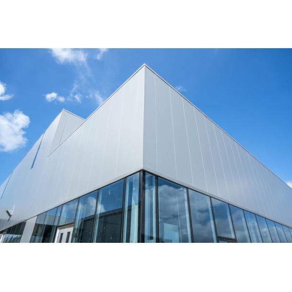 Промышленный склад с изготовленной стальной конструкцией с изолированной крышей и стенами