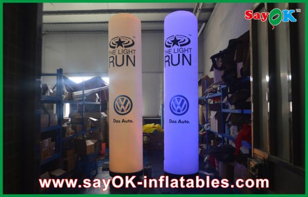 As decorações infláveis claras do Natal do suporte imprimiram o logotipo Coloum inflável