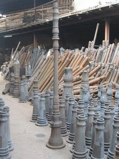 Antique European Triple Head Cast Iron Lamp Post Anti Corrosion For Park Decorative