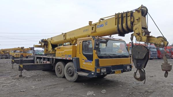 Grue pliante de 50 tonnes avec hauteur de levage maximale de 40 m à réduction spéciale