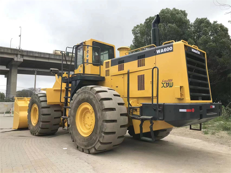 Япония Использованный колесный погрузчик Komatsu WA600 Большой объем мощный двигатель