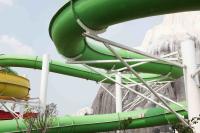 Los toboganes acuáticos comerciales grandes verdes de la piscina para los toboganes acuáticos del parque temático/del patio trasero embroman