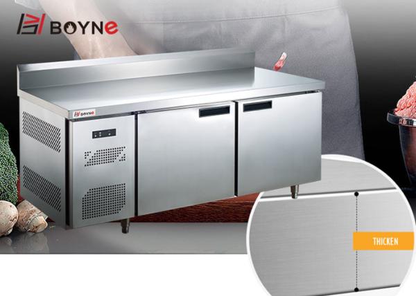 Bancada ocidental da cozinha com a tabela de trabalho traseira do sistema de refrigeração do respingo