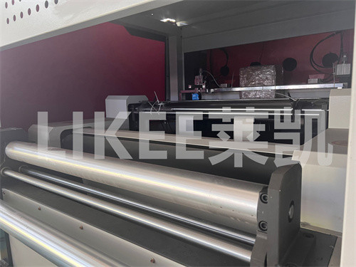 Автоматическая алюминиевая фольга крышка крышка линера режущая машина с ручной пневматической блокировочной пластины