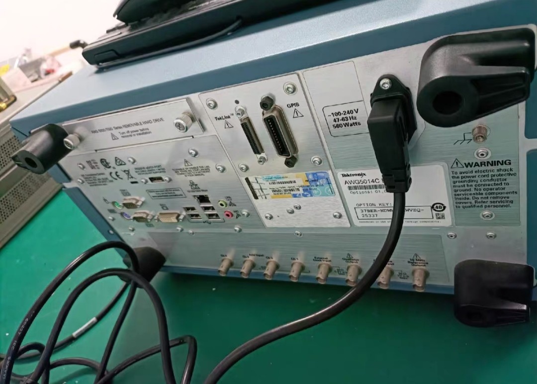 Tektronix AWG5014C произвольный генератор форм волн 1.2 Gsample Per Second 14 бит разрешение 4 канал
