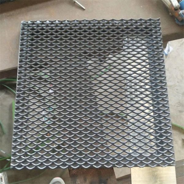 Hot Selling Low Carbon Steel Expanded Metal Mesh with Diamond Hole Shape and 3-8mm Thickness for Speaker Cabinets and Decoration