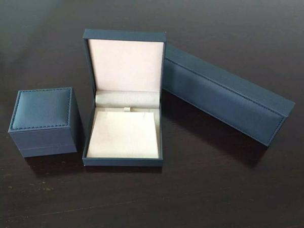 Elegant Jewelry Plastic Box ,  Jewellery Display Cases Clamshell Open Way