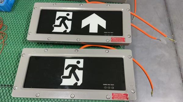 防爆型非常口サインライト – 広範囲電圧 90-300V | 危険場所向け安全・耐久性