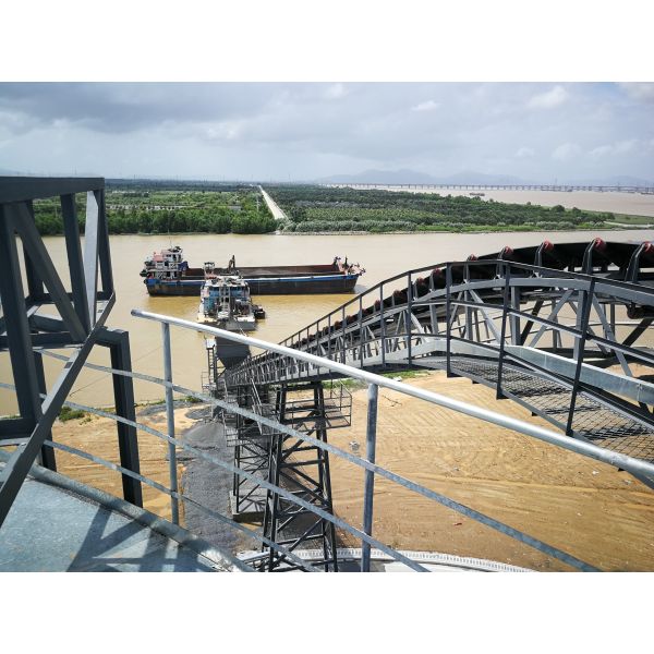 Large Inclination Belt Conveyor With 400mm Width 5m Length For 0.5T/H Conveying Capacity