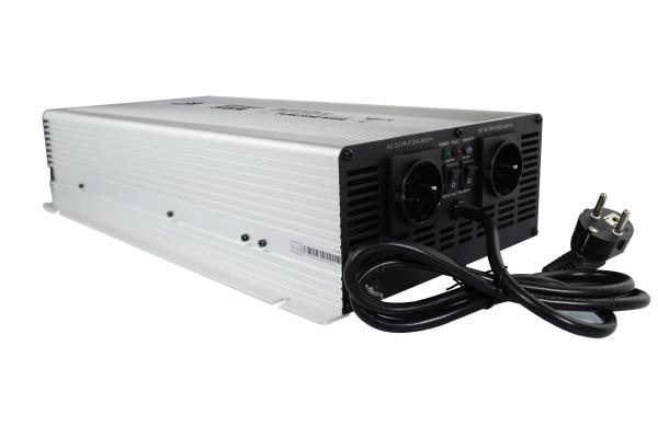 C.C. solar do inversor 12V do carregador de bateria das ligações iniciais a C.A. 220V fora da grade