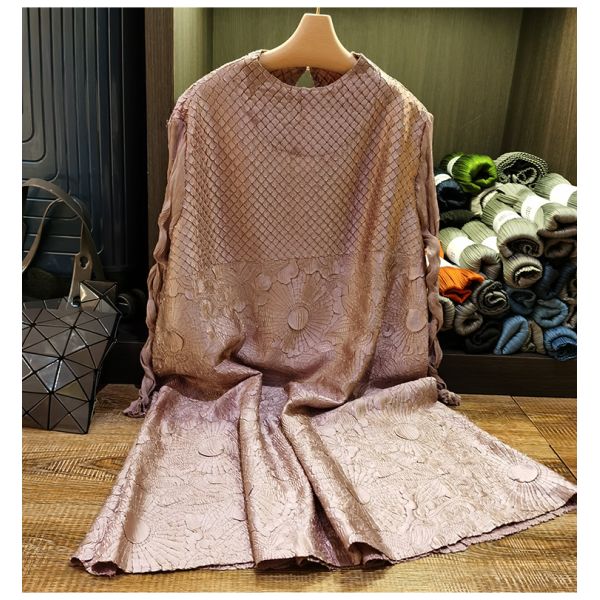 2024 Autumn New Elegant Embossed Pleated Dress Round Neck Long Sleeve Loose a Line Skirt