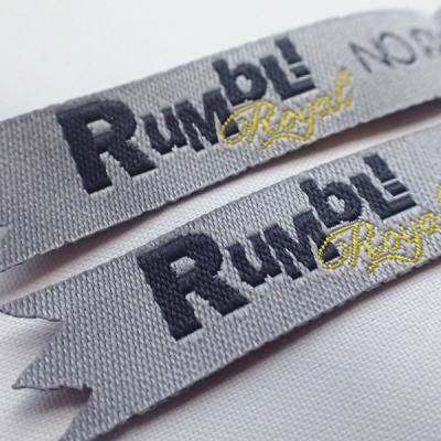 Costurar na tela quente do corte CMYK que imprime etiquetas da roupa