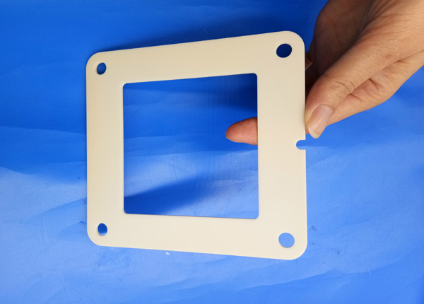Zirconia Flame Industrial Ceramic Parts 97% Alumina Ceramic 4 Bolt Hydraulic Square Flange