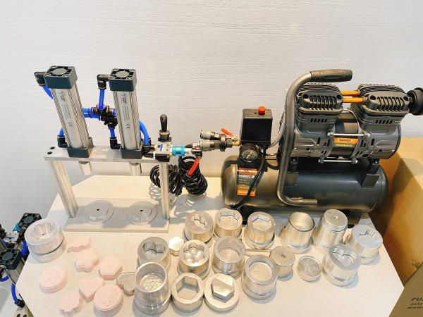 Low cost manual small home use mini bath bomb bathbomb press machine with 2 pcs Alu/POM mold manufacturer for sale