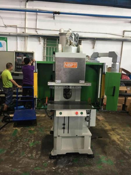 Máquina de inyección vertical Máquina de fabricación de plástico para automóviles