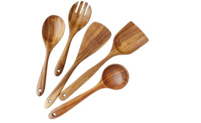A colher de madeira da cozinha da teca amigável de Eco ajustou o grupo Multiusage do utensílio