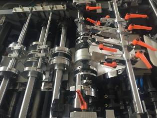 Bolsa de papel de alta velocidad de FED del rollo que hace el modelo de la máquina 550 para la fabricación inferior cuadrada del bolso